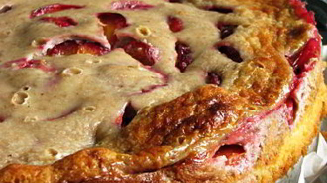 Рецепт Сливовая шарлотка с орехами