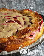 Сливовая шарлотка с орехами