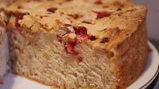 Рецепт Яблочная шарлотка с грецкими орехами и брусникой