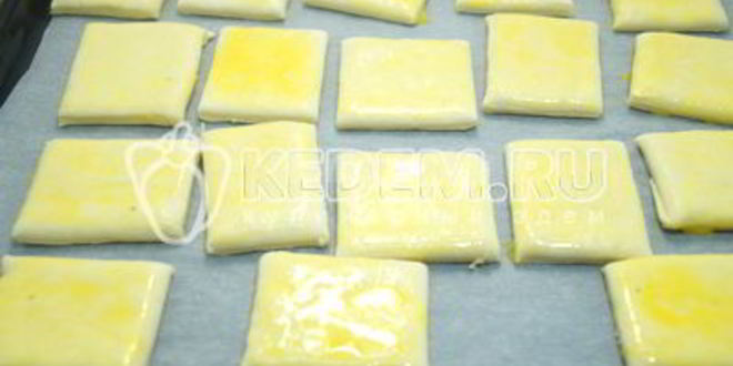 Рецепт слойки из слоеного теста ореховые