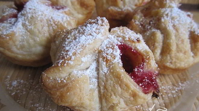 Рецепт Слойки — пирожки с маскарпоне и вишней