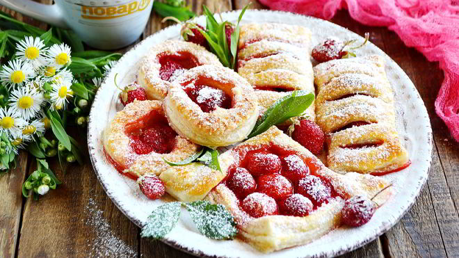 Рецепт Слойки с клубникой