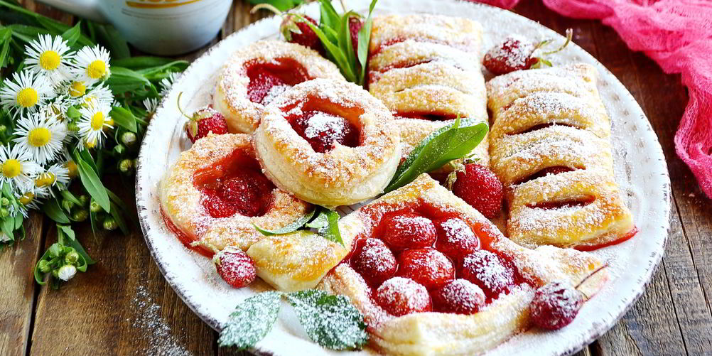 Как приготовить слойки с клубникой