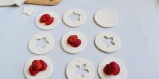 Рецепт слойки с клубникой