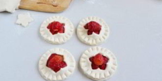 Рецепт слойки с клубникой