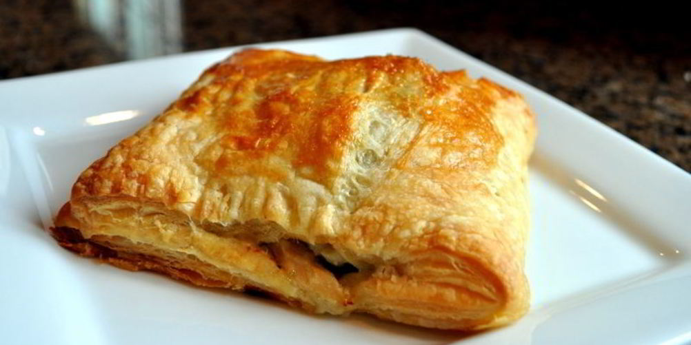 Как приготовить слойки с курицей и сыром