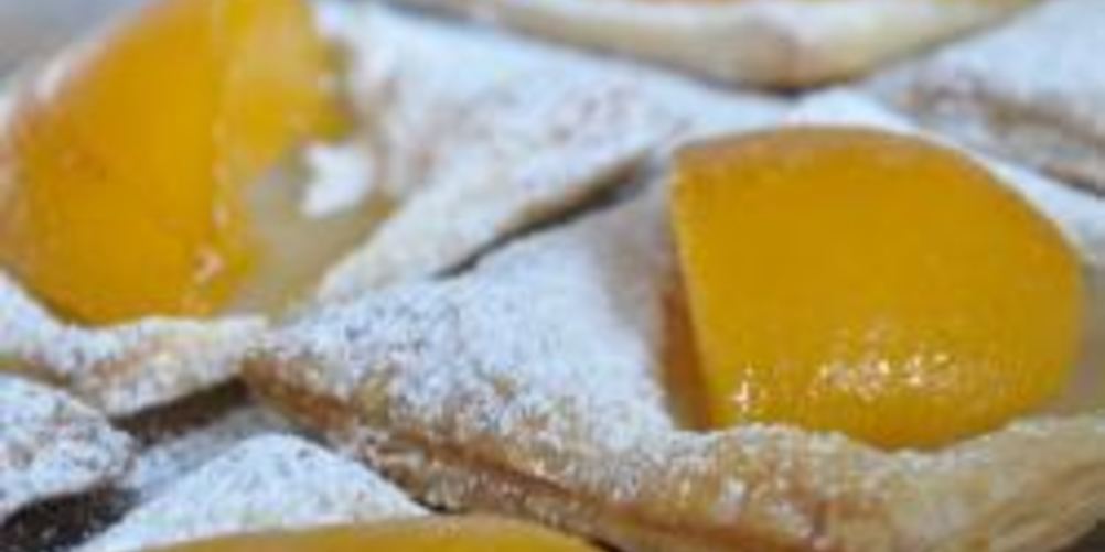 Как приготовить слойки с персиками