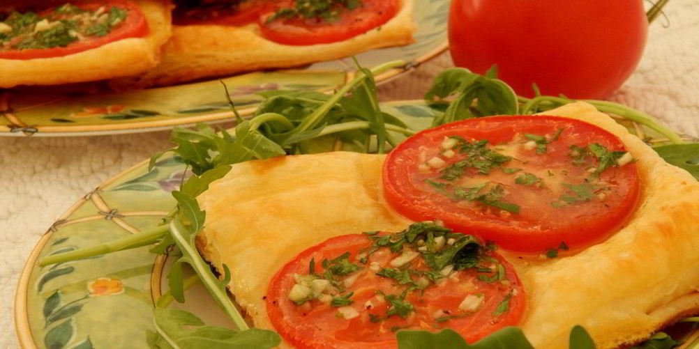 Рецепт слойки — пирожки с маскарпоне и вишней