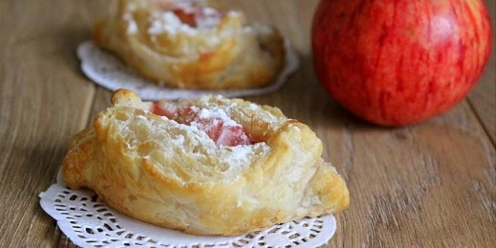 Как приготовить слойки с яблоками и брусникой
