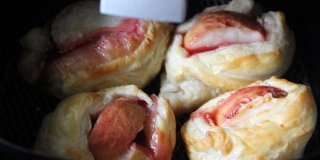 Рецепт слойки с яблоками и брусникой