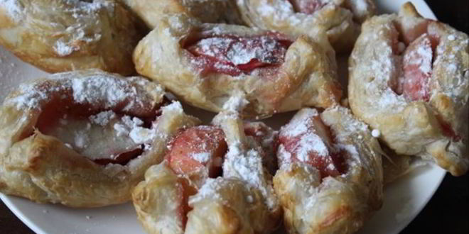 Рецепт слойки с яблоками и брусникой