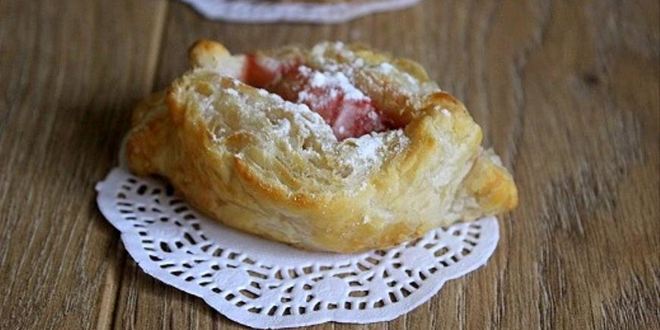 Рецепт слойки с яблоками и брусникой