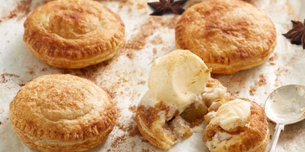 Как приготовить слойки с яблоком и корицей