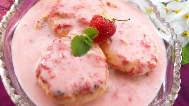 Рецепт Десерт из сырников в сметане с клубникой