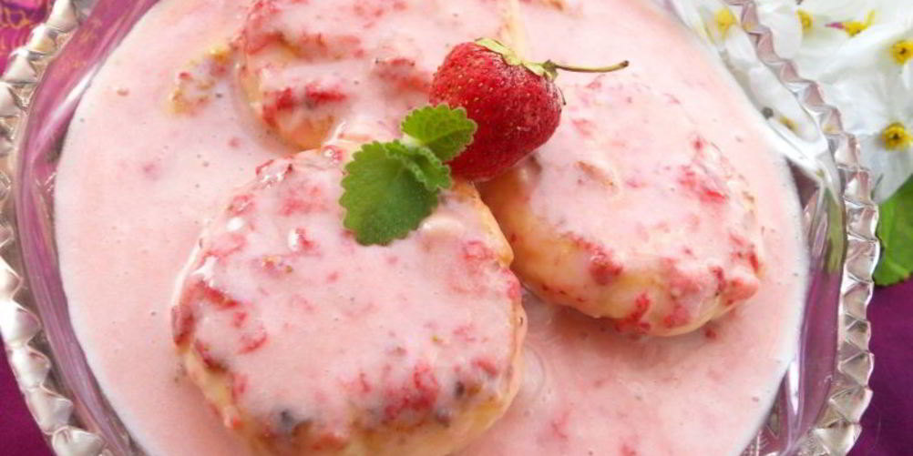 Как приготовить десерт из сырников в сметане с клубникой