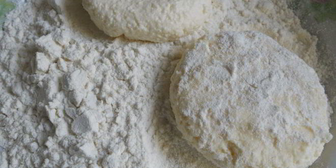 Рецепт десерт из сырников в сметане с клубникой