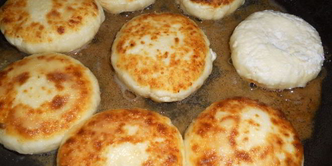 Рецепт десерт из сырников в сметане с клубникой