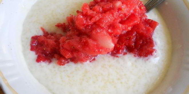 Рецепт десерт из сырников в сметане с клубникой