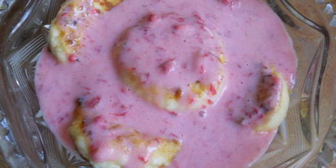 Рецепт десерт из сырников в сметане с клубникой