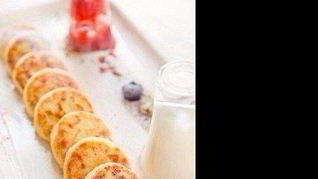 Рецепт ПП сырники с йогурто-лимонным соусом