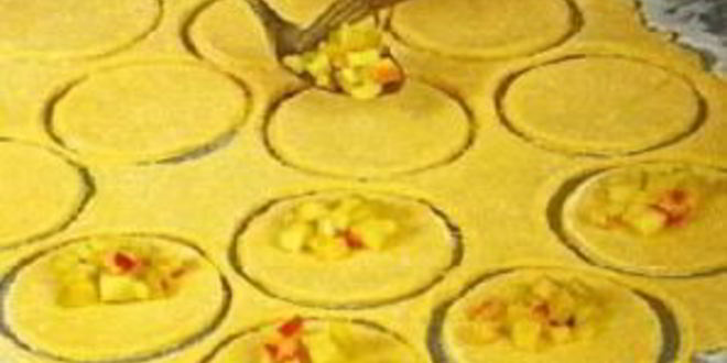 Рецепт сочни с яблоками