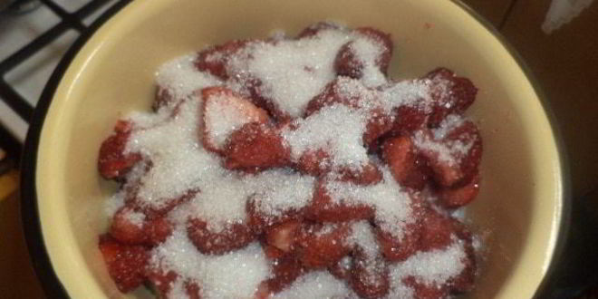 Рецепт сырники под клубничным соусом