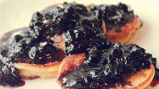 Рецепт Сырники с черничным топпингом