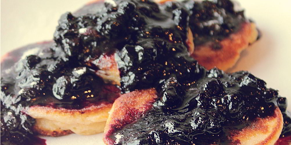 Как приготовить сырники с черничныма топпингом