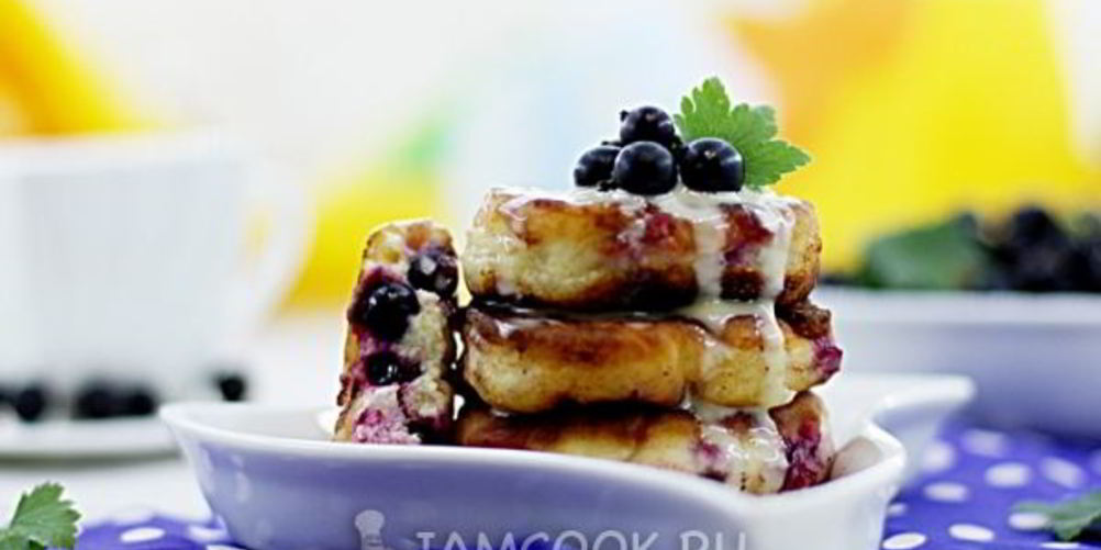 Как приготовить сырники с черной смородиной