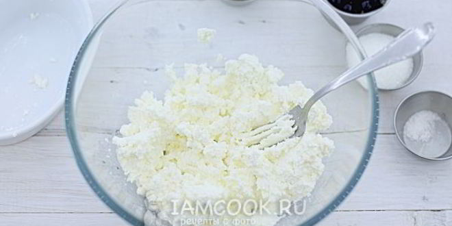 Рецепт сырники с черной смородиной