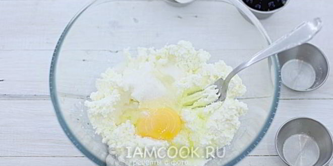 Рецепт сырники с черной смородиной