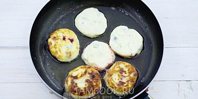 Рецепт сырники с черной смородиной