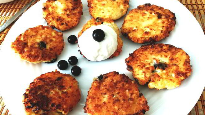 Рецепт Сырники с изюмом и кедровыми орехами