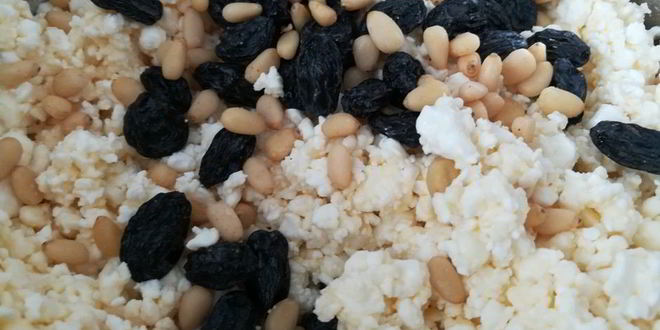 Рецепт сырники с изюмом и кедровыми орехами