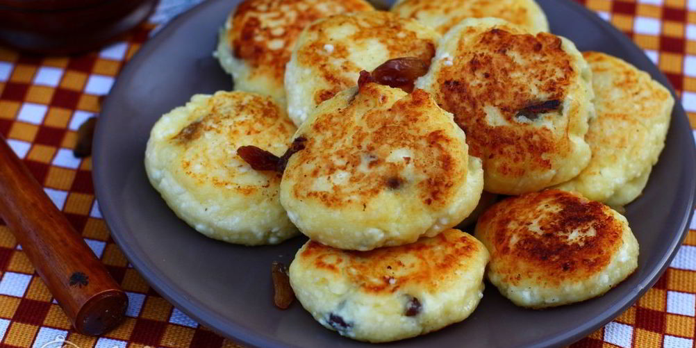 Рецепт сырники с изюмом и кедровыми орехами