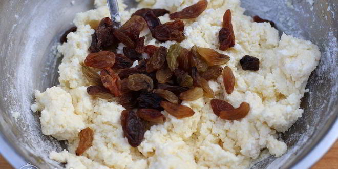 Рецепт сырники с изюмом и манкой