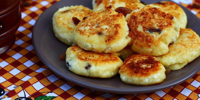 Рецепт сырники с изюмом и манкой