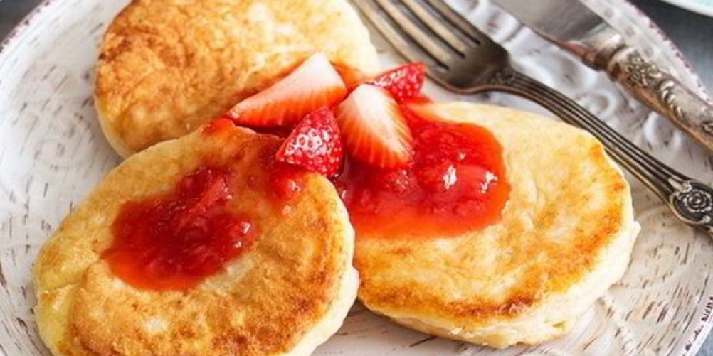 Как приготовить сырники с клубничным соусом