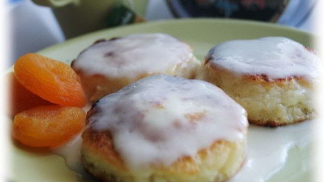 Рецепт Сырники с курагой и сметанным кремом