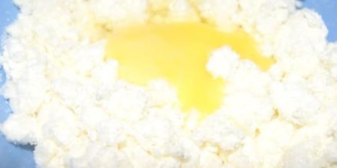 Рецепт сырники с курагой и сметанным кремом