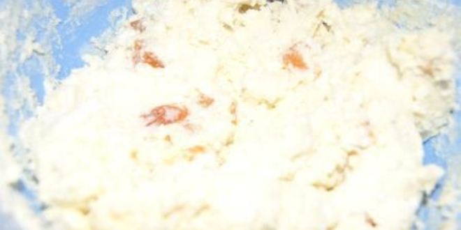 Рецепт сырники с курагой и сметанным кремом