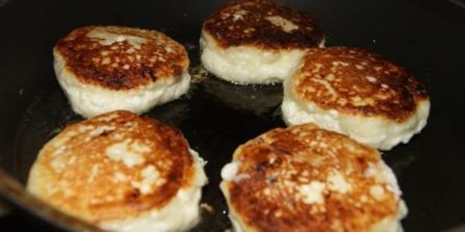 Рецепт сырники с курагой и сметанным кремом