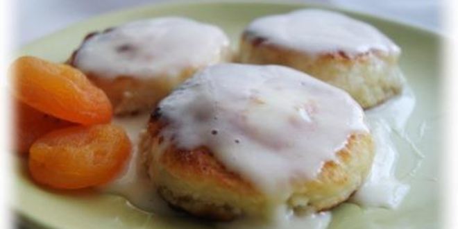 Рецепт сырники с курагой и сметанным кремом