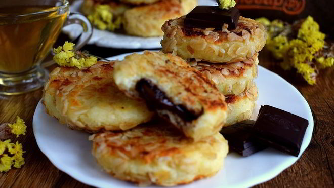 Рецепт Сырники с шоколадной начинкой