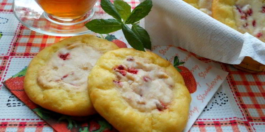 Рецепт сырники с курагой и сметанным кремом