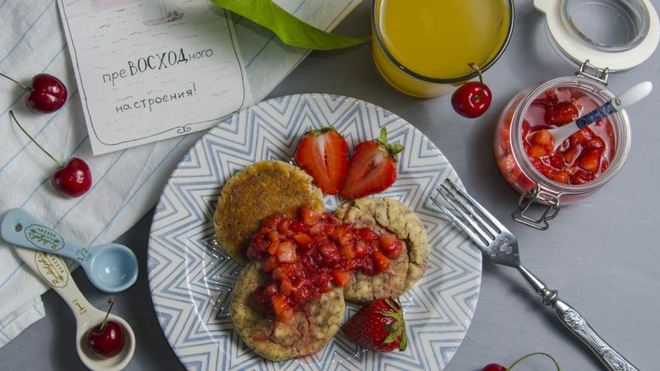 Рецепт Сырники в духовке с клубничным соусом