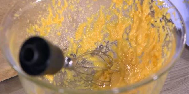 Рецепт творожник с миндалем и вяленой вишней