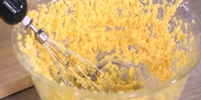 Рецепт творожник с миндалем и вяленой вишней