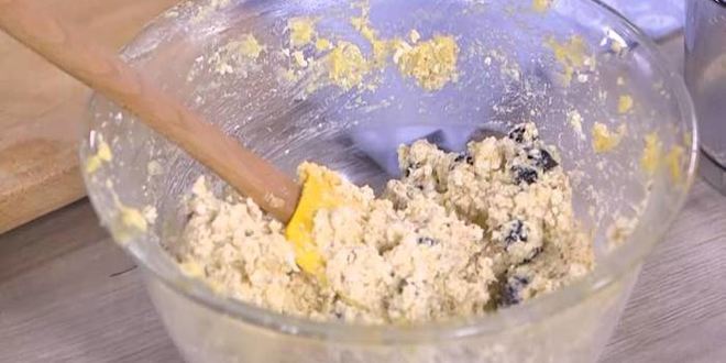 Рецепт творожник с миндалем и вяленой вишней