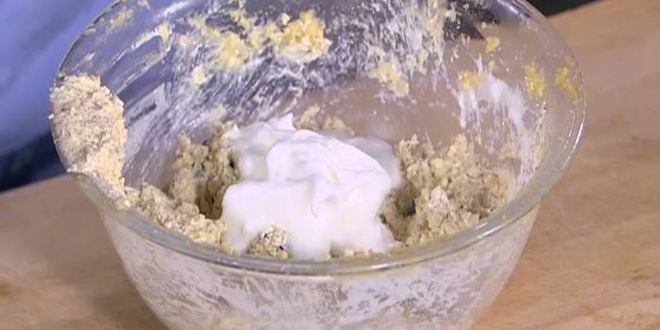 Рецепт творожник с миндалем и вяленой вишней